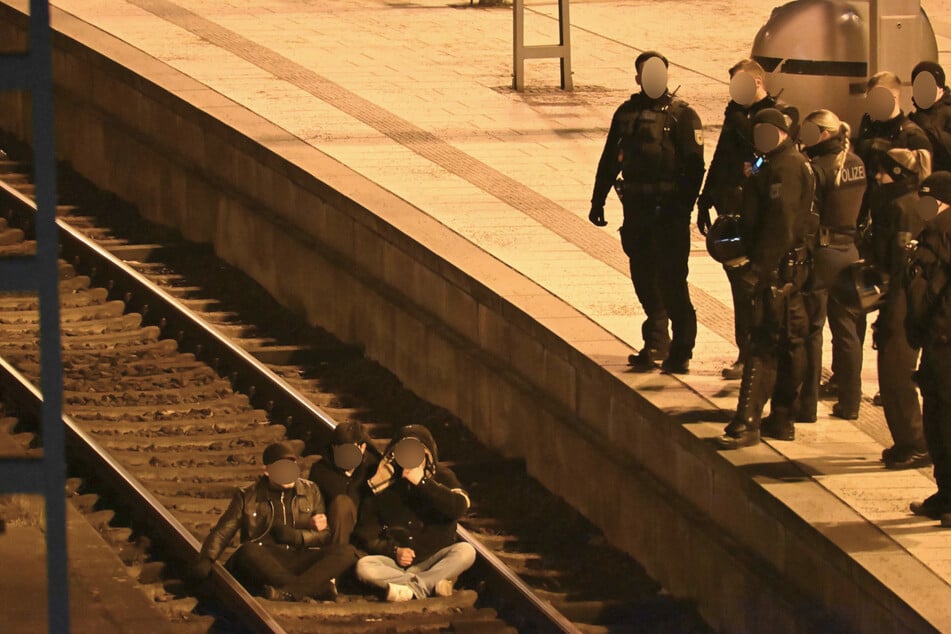Mehrere Menschen in den Fernbahngleisen haben den Verkehr im Hamburger Hauptbahnhof am frühen Abend stark beeinträchtigt.