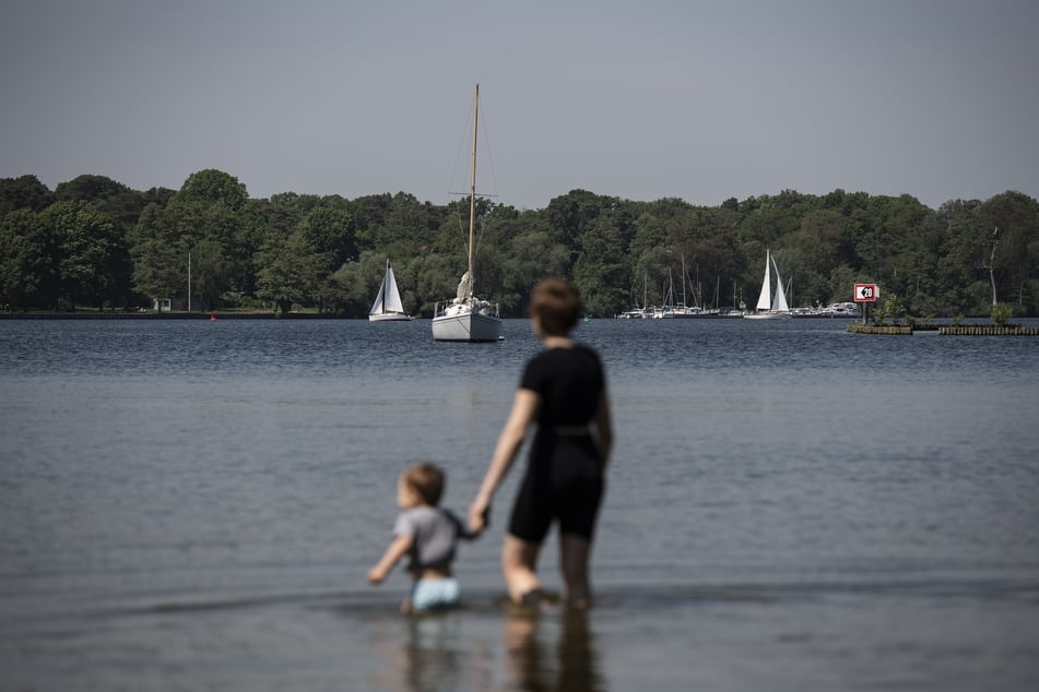 Es gingen Meldungen zum Jungfernheideteich, zum Teufelssee und zum Schlachtensee ein. (Symbolbild)