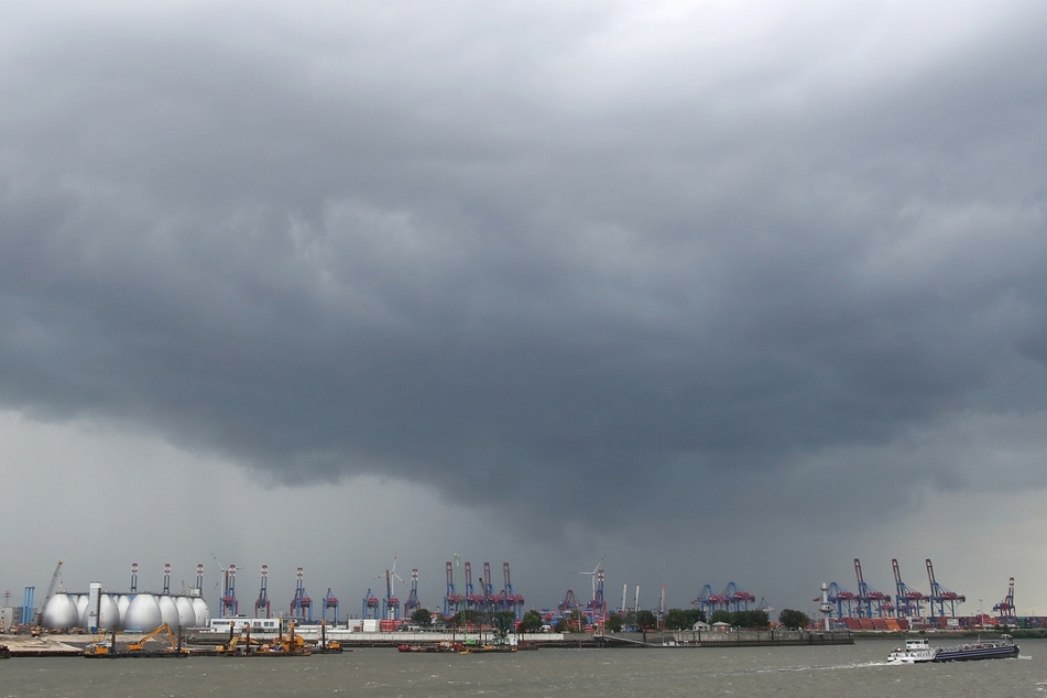 Dunkle Wolken ziehen vor einem Gewitter über dem Hafen von Hamburg auf. (Symbolfoto)