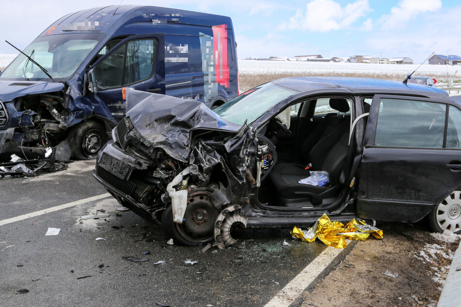 Ein Skoda und ein Ford-Transporter sind frontal zusammengestoßen. Zwei Menschen wurden bei dem Unfall in Bayern verletzt.