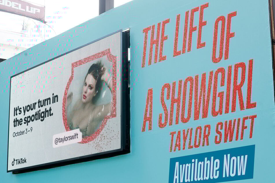 Taylor Swift has debuted The Fate of Ophelia (Alone in My Tower Acoustic Version) as she seeks to extend her latest single's reign on the charts.