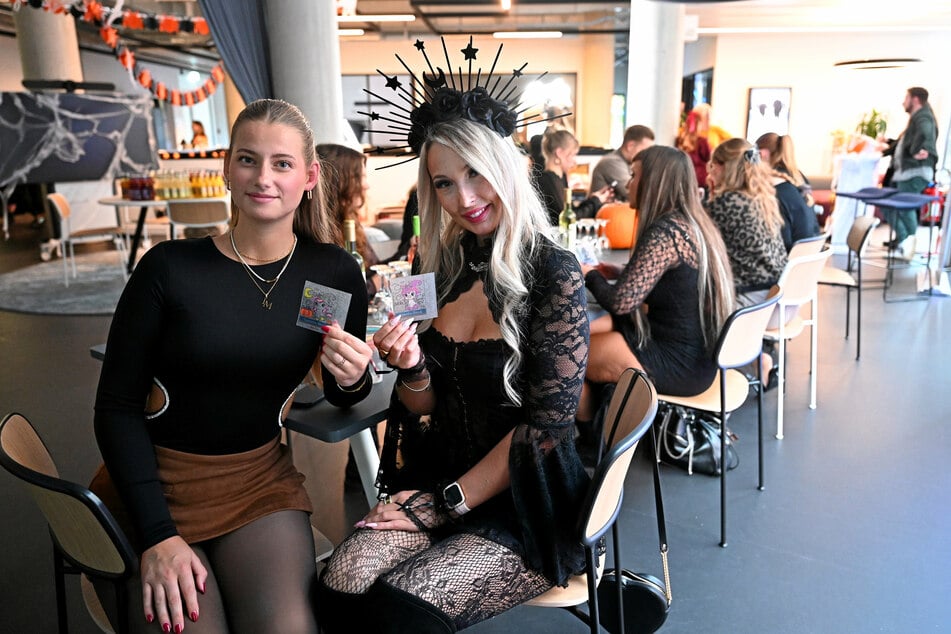 Lene (19) und Vanessa (27, v. l.) nutzten die Gelegenheit, sich einen Schlüsselanhänger mit Halloween-Motiv zu basteln.