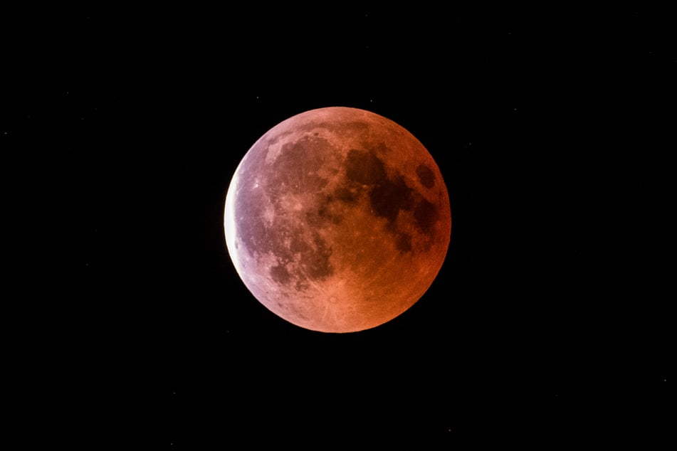 Bei einem "Blutmond" leuchtet der teilweise vom Erdschatten verdunkelte Vollmond während einer Mondfinsternis rötlich.