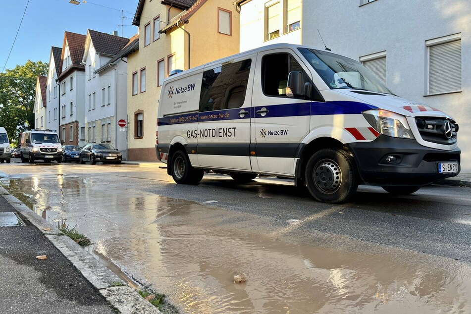 NetzeBW, Polizei und Feuerwehr waren am Donnerstagvormittag im Bezirk Obertürkheim im Einsatz.