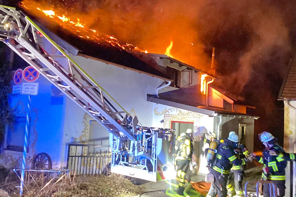 München: Großer Feuerwehreinsatz in München: Flammen-Inferno in Wohnhaus!