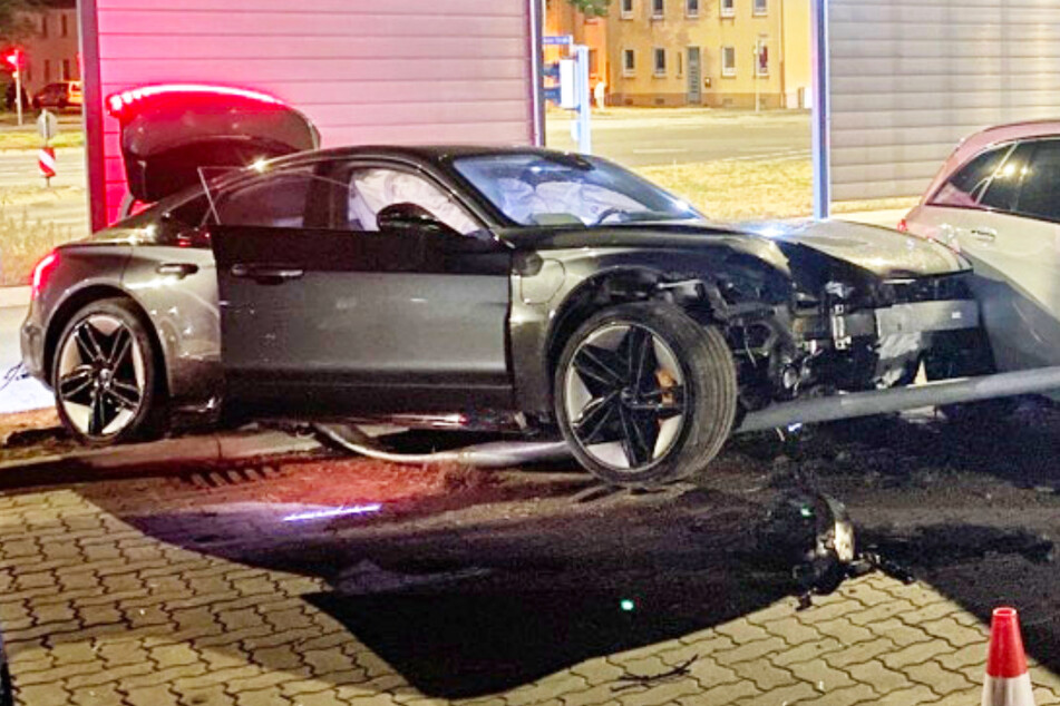 Der Audi wurde völlig demoliert, die Polizei schätzt den Schaden an dem Sportwagen allein auf rund 150.000 Euro.