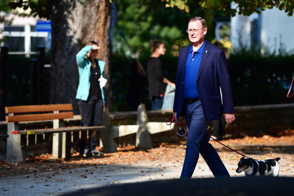 Thüringens Ministerpräsident Bodo Ramelow (65, Linke) macht sich zusammen mit Hund Attila auf den Weg zur Stimmabgabe für die Bundestagswahl 2021.