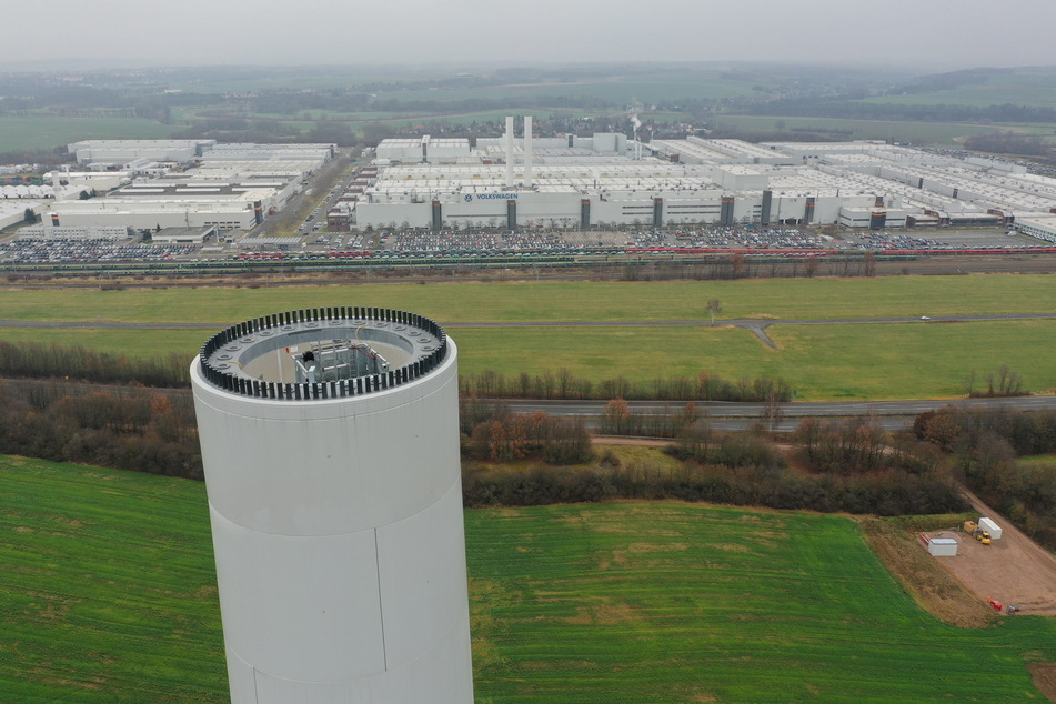 Sachsens höchste Windräder werden in der Nähe des VW-Werkes in Mosel errichtet. Bis Mai sollen sie fertiggestellt sein.