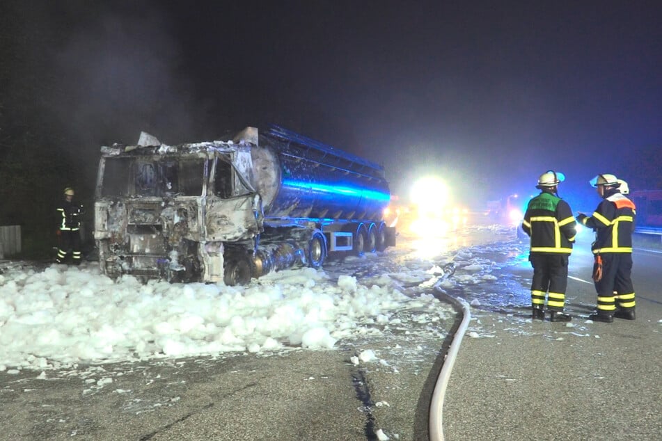 Die Feuerwehr konnte das Führerhaus nicht mehr retten.