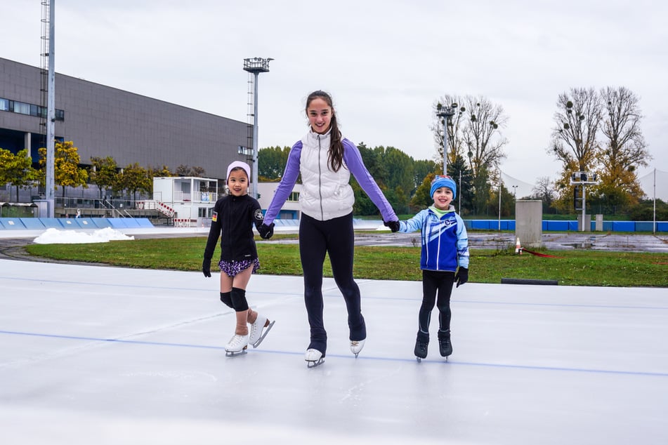 Emil (6, r.), Tamina (11) und Vanya (6, l.) probieren schon vorab das Eisoval aus.