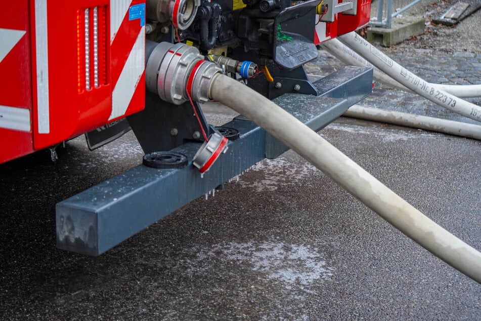 Wegen der extremen Kälte gefriert das Löschwasser an einem Feuerwehrauto.