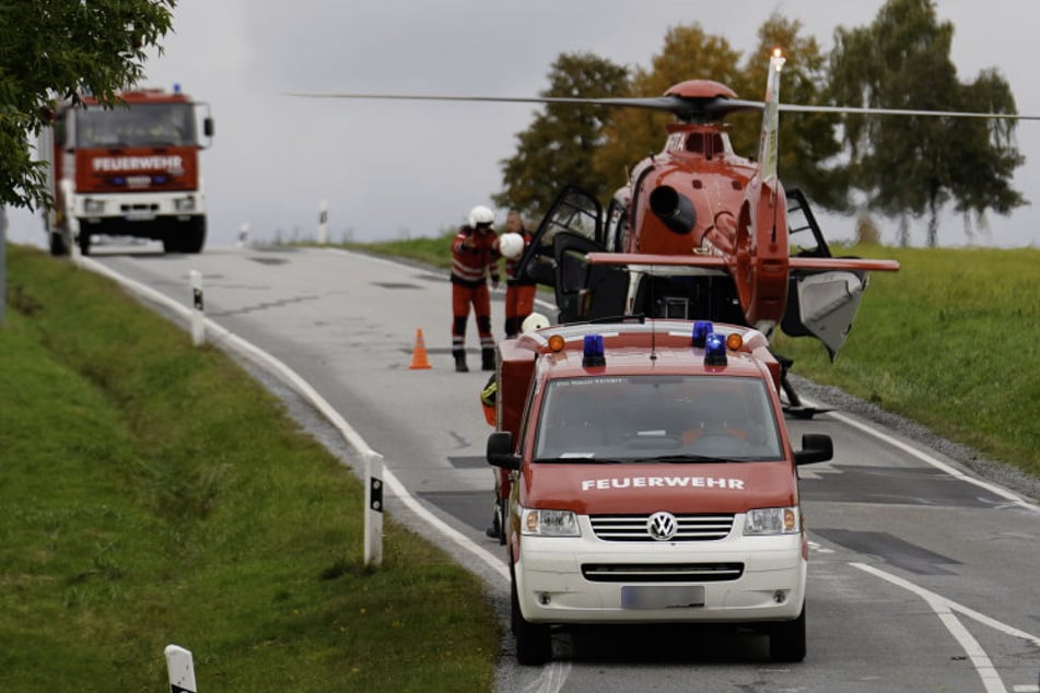 Ein Helikopter landete auf der Straße. Vermutlich brachte er die Schwerverletzten in das nächstgelegene Krankenhaus.