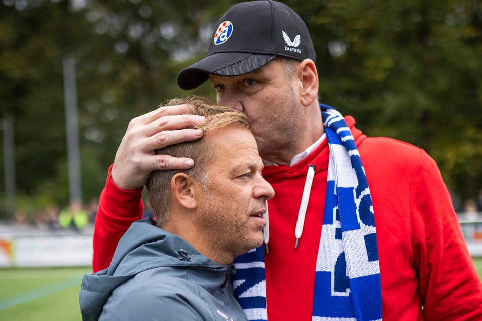 Markus Anfang (51, l.) und der verstorbene Georg Koch (54, r.) waren seit Jahrzehnten eng befreundet. Beim Benefizspiel im Oktober 2024 in Marienfeld waren die beiden vereint.