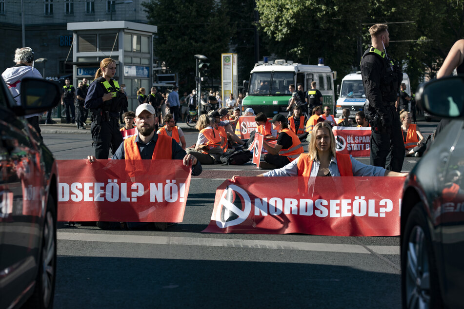 Demonstrationen von Aktivisten sorgen immer wieder für Verkehrsbehinderungen in Berlin. (Archivbild)