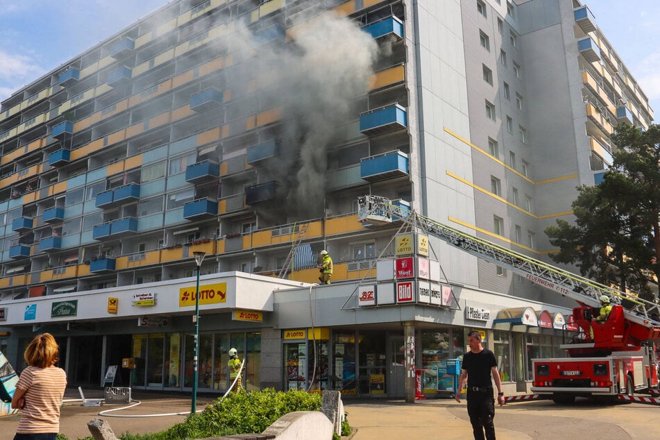 Der dichte, dunkle Rauch trat über den Balkon ins Freie und war weithin sichtbar.