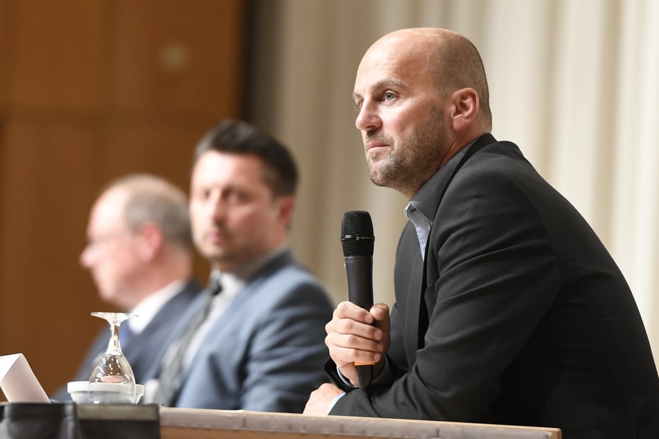 Marcel Maierhofer (r.), Leiter der Mordkommission, Staatsanwalt Heribert Kaune-Gebhardt (hinten) und Einsatzleiter Robert Gereci (M.) sprechen bei der Pressekonferenz zum Tod von fünf Kindern.