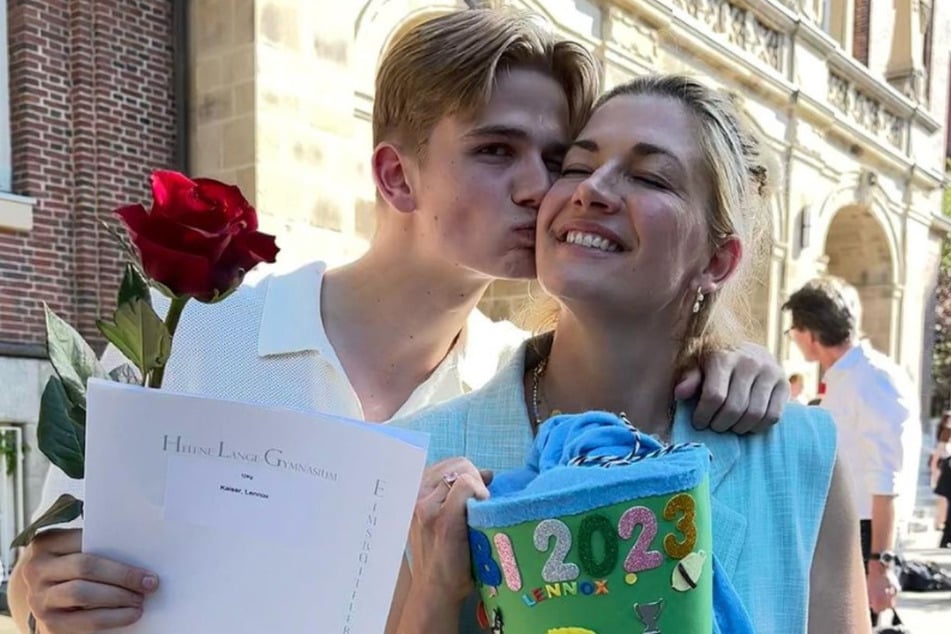 Nina Bott (45) gratuliert ihrem Sohn Lennox (18) zum Abitur.