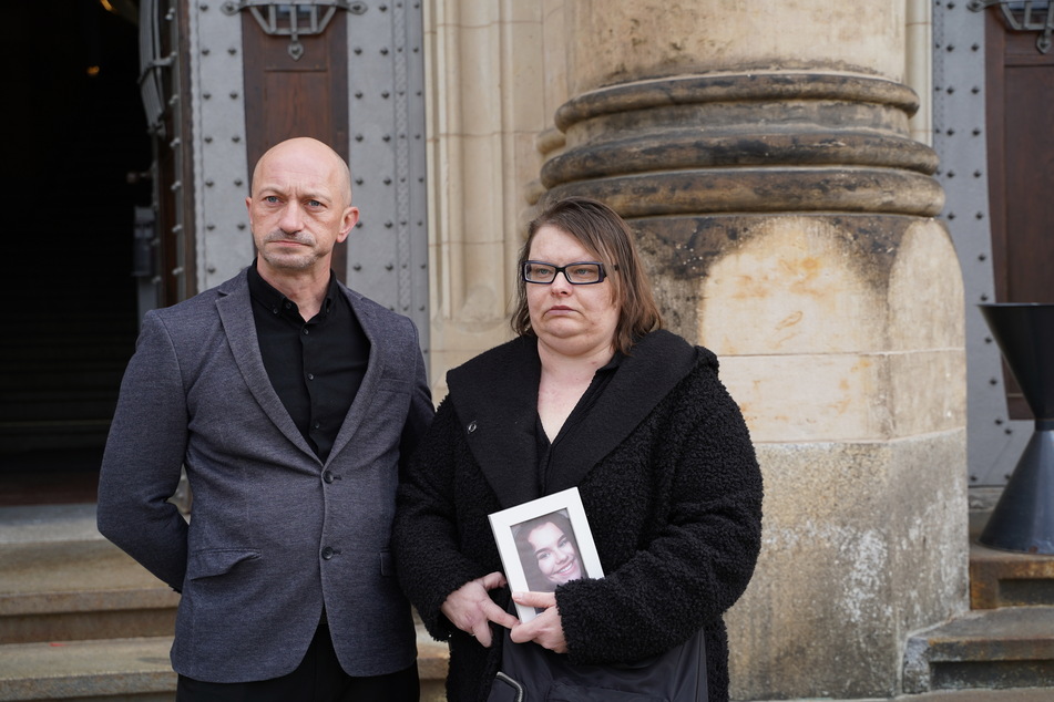 Die Eltern des Mädchen waren zum Prozessbeginn mit einem Foto ihrer Tochter anwesend.