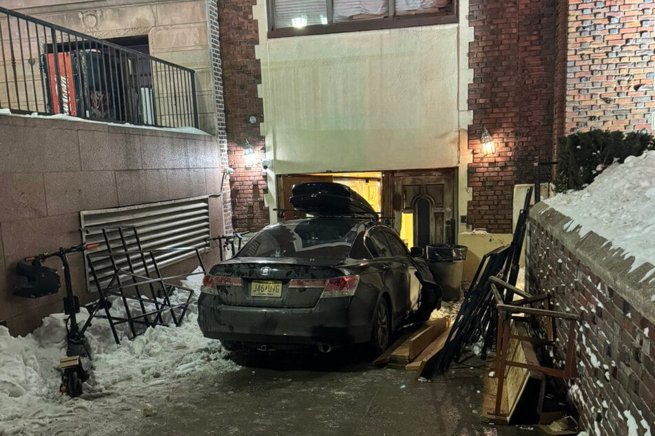 Der Eingangsbereich der Synagoge wurde bei dem Vorfall schwer beschädigt.