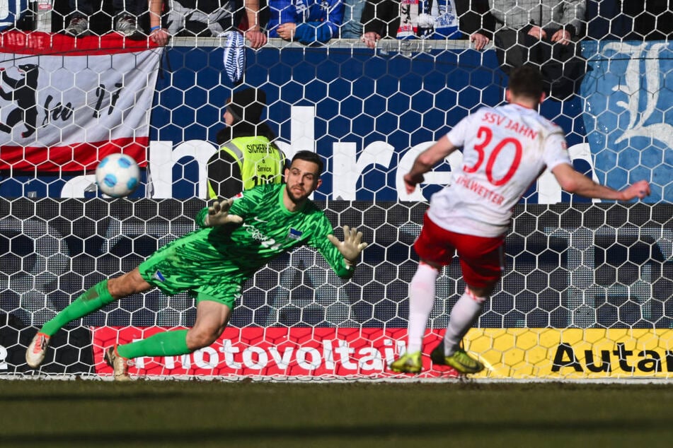 Christian Kühlwetter (r.) lässt Marius Gersbeck keine Chance vom Punkt.