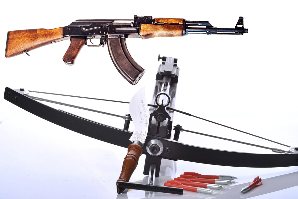 Eine Kalaschnikow und eine Armbrust wurden unter anderem bei dem Rechtsextremisten gefunden. (Symbolbilder)
