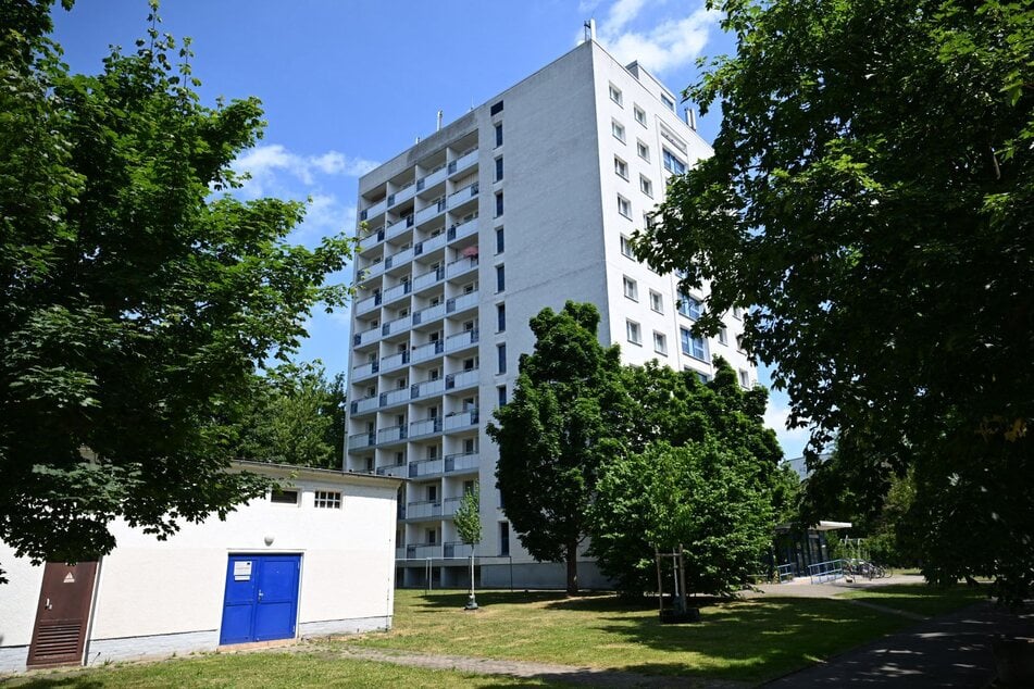 In diesem Wohnblock in der Theodor-Roemer-Straße soll der Verdächtige gewohnt haben.