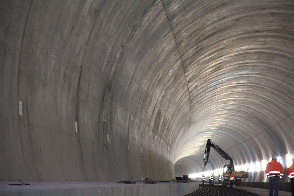 Vier Tunnelbohrmaschinen werden sechs Jahre für die beiden Tunnelröhren brauchen. Erst danach beginnt der Bau der Strecke.