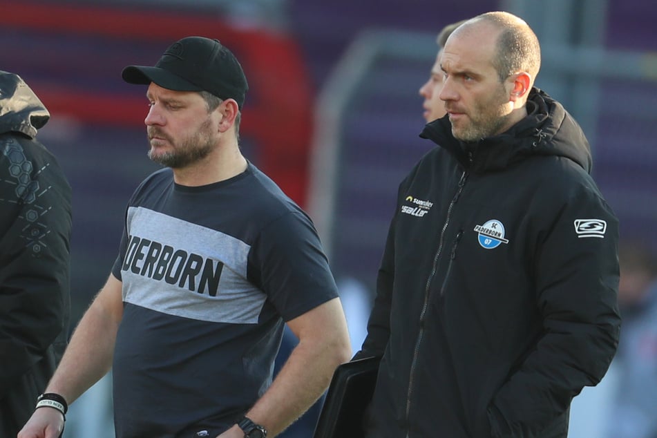 Steffen Baumgart (52, l.) und Daniel Scherning (40) arbeiteten einst in Paderborn zusammen. Jetzt treffen sie als HSV-Coach und BTSV-Trainer aufeinander. (Archivfoto)