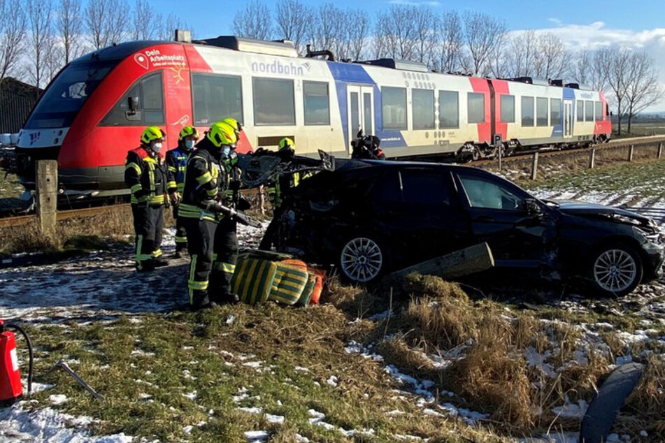 Der Zug der Nordbahn kollidierte mit dem Auto.