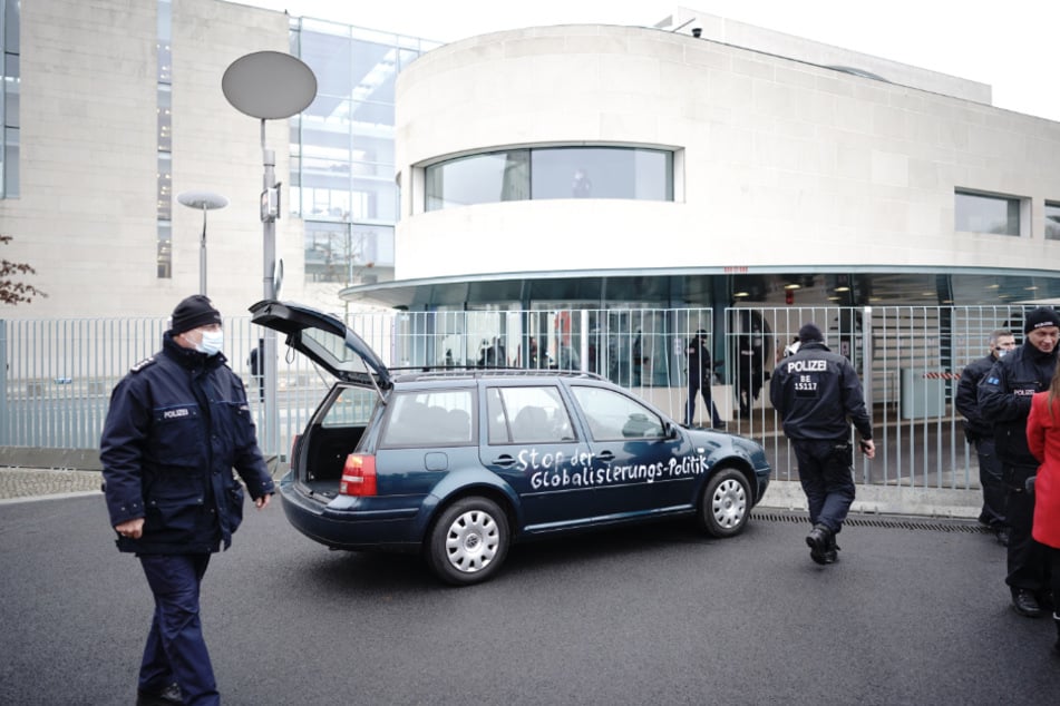 Ein Auto ist am Mittwoch gegen ein Tor des Bundeskanzleramts gekracht.