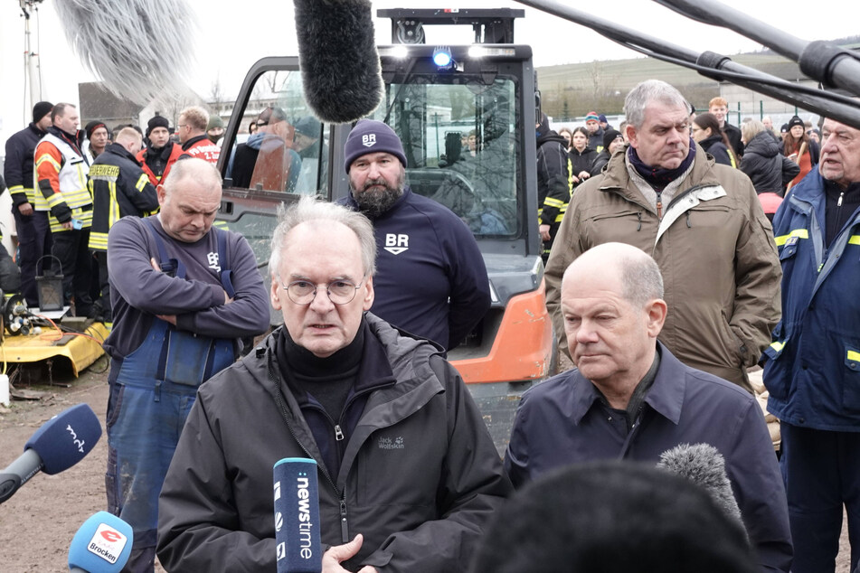 Sachsen-Anhalts Ministerpräsident Reiner Haseloff (l.) ist nach dem Besuch im Hochwassergebiet in Kritik geraten.
