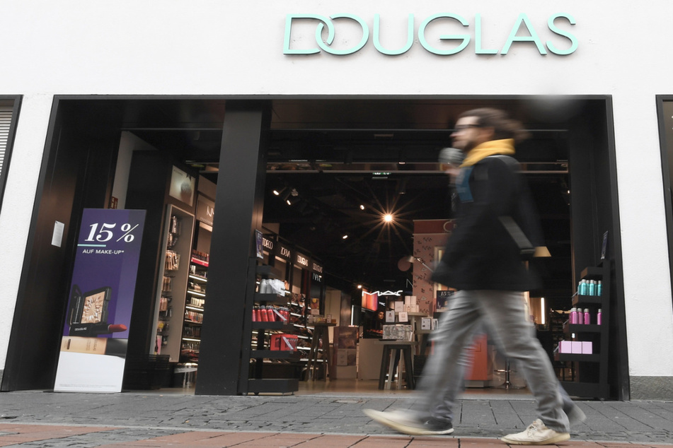 Douglas steigerte seinen Konzernumsatz im abgelaufenen Geschäftsjahr 2021/2022 um 17 Prozent auf 3,65 Milliarden Euro.