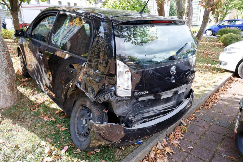 Der Skoda wurde auf den Lidl-Parkplatz geschleudert, wo er gegen ein weiteres Auto knallte.