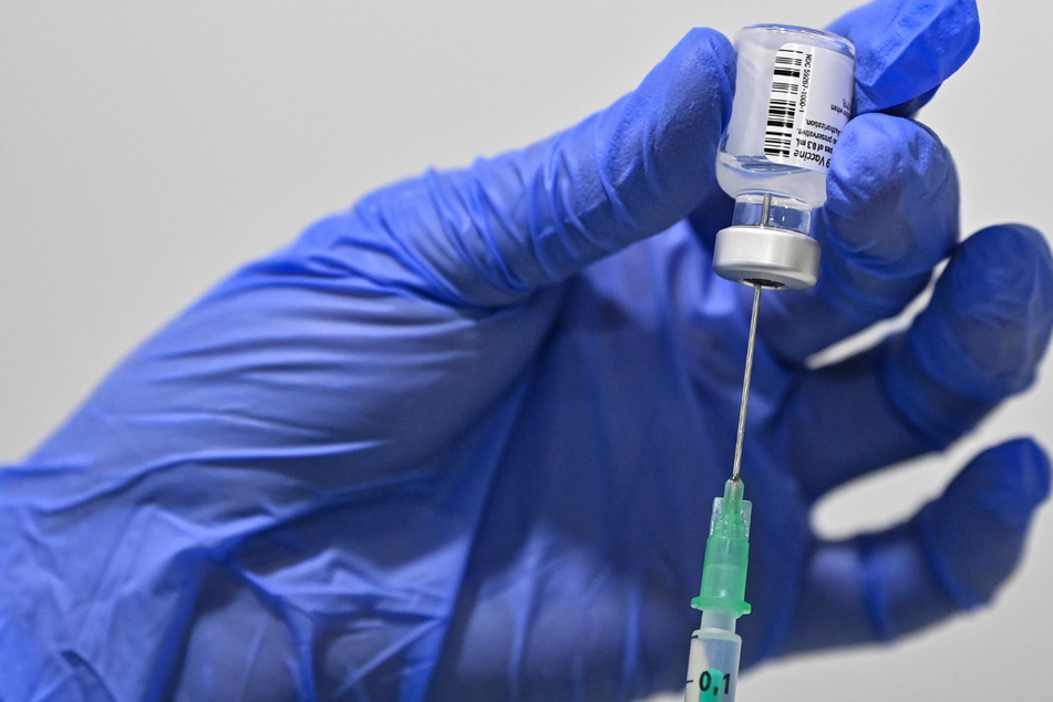 Eine Corona-Schutzimpfung mit dem Wirkstoff von Biontech/Pfizer wird in einem Impfzentrum vorbereitet.
