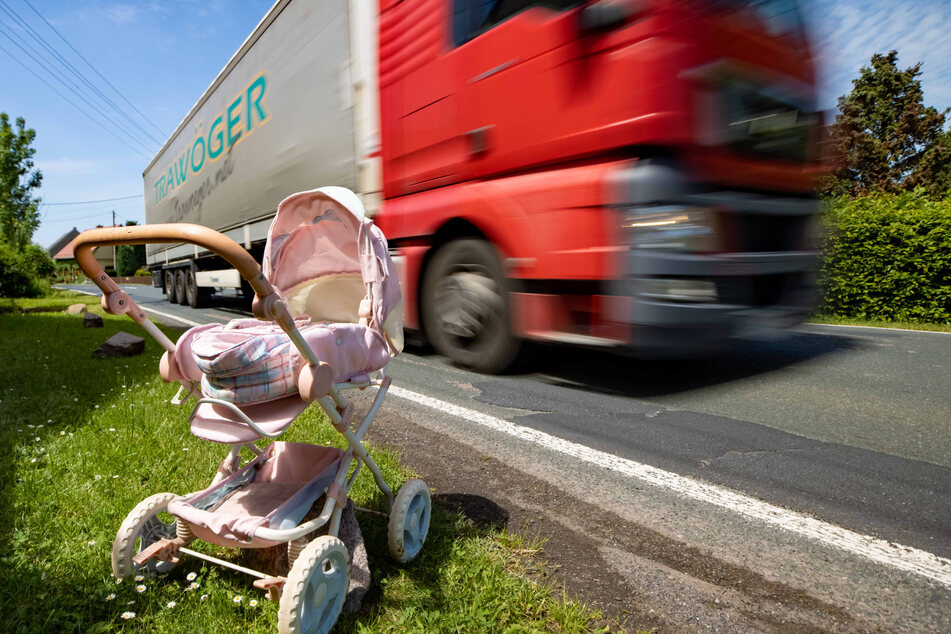 Weil Schilder allein nicht helfen: Jetzt protestiert Tanneberg mit Spielzeug und Kinderwagen am Straßenrand.