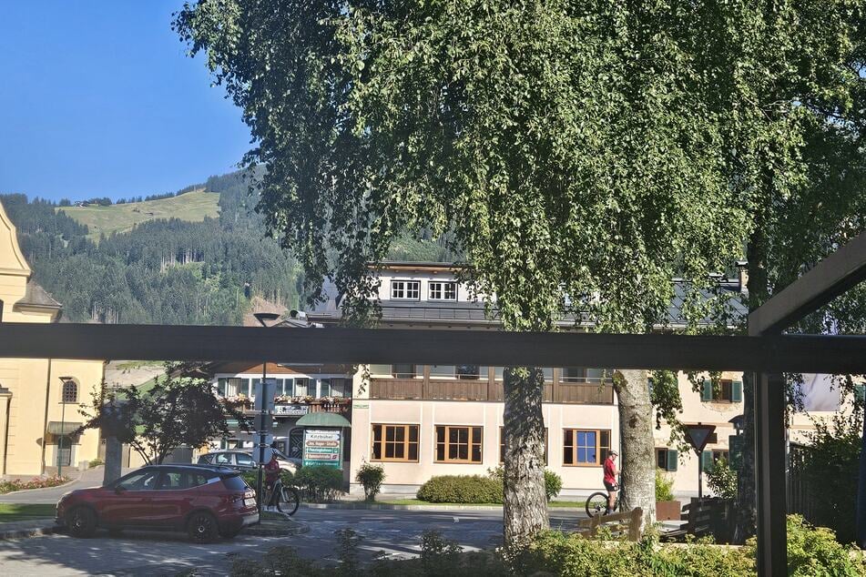 Suchbild: Während sich TAG24 in einem Lokal eingenistet hat, drehen zwei Energie-Profis eine kleine Radtour zum Abend.