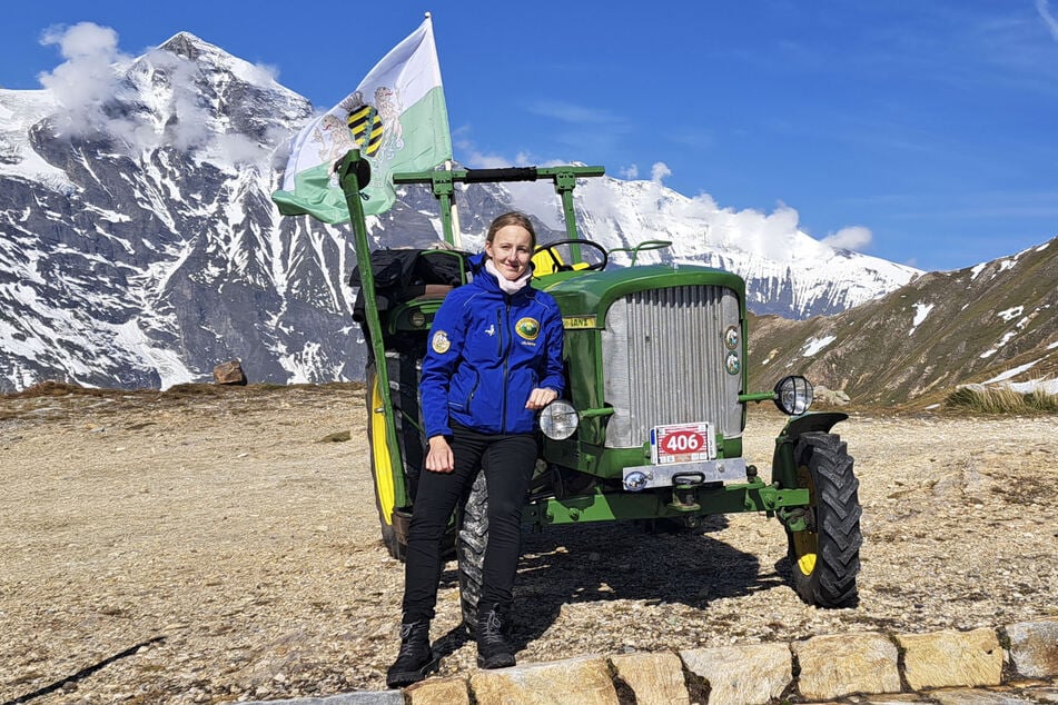 Eine Ochsentour: vorne Lilly I. mit ihrem John Deer-Lanz 300, hinten die österreichischen Alpen.