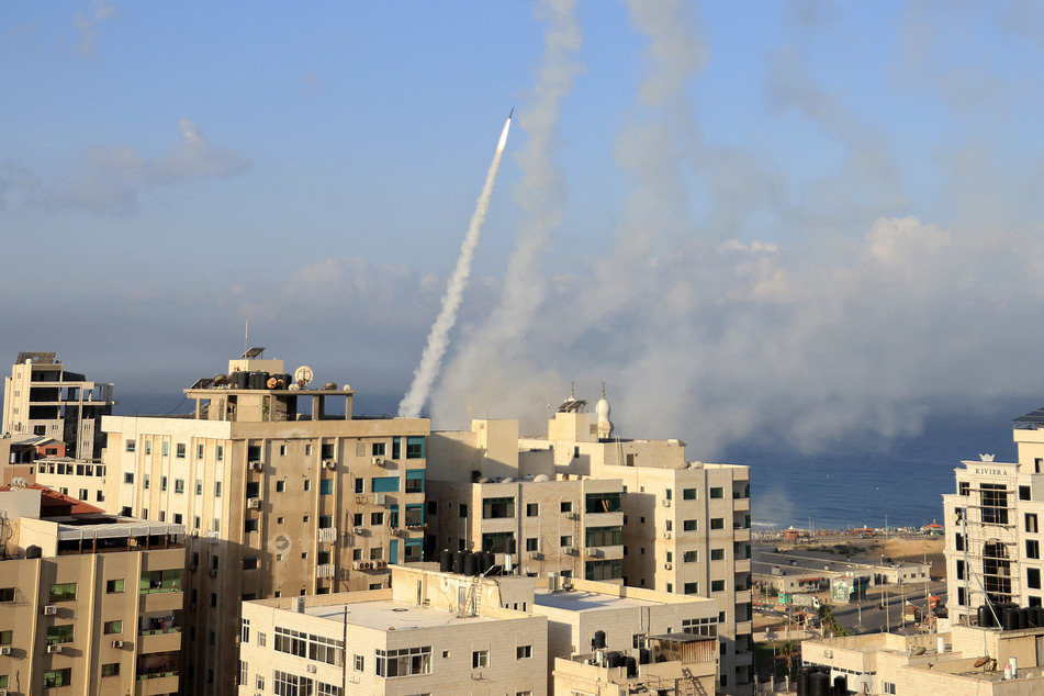 Terroristen feuern Raketen aus dicht besiedelten Wohnvierteln ab.
