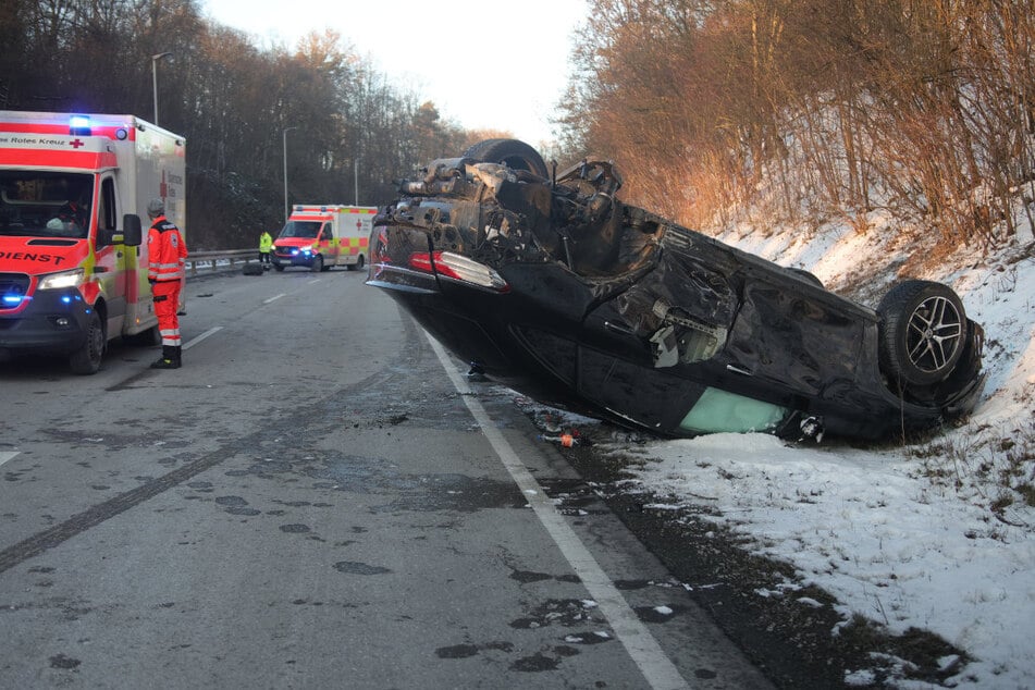 Bei dem Unfall hatte sich der schwarze Mercedes mehrmals überschlagen und blieb auf dem Dach liegen.