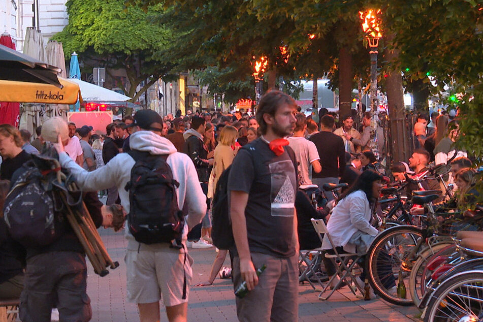 Hunderte Menschen versammelten sich am Donnerstagabend auf der Sternschanze.