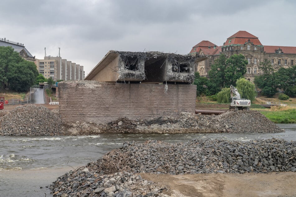 Die Überbleibsel der Brückenzüge A und B auf Neustädter Seite werden ab Mittwoch abgerissen.