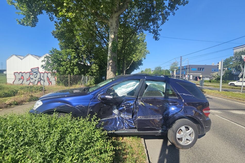 Der Mercedes musste abgeschleppt werden.