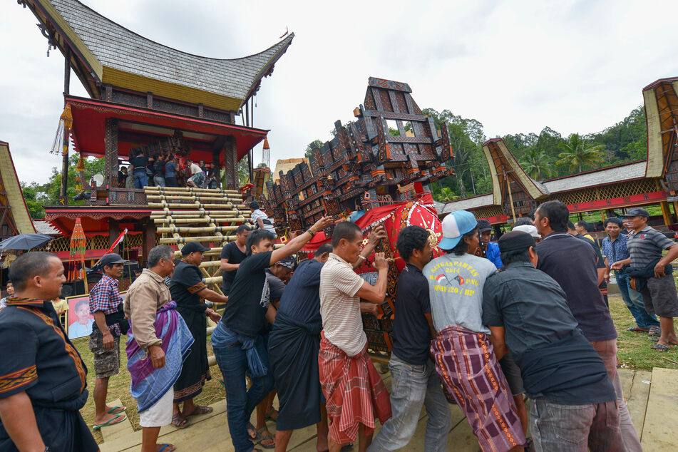 Beerdigungen in Indonesien werden oft in großer Gesellschaft zelebriert.