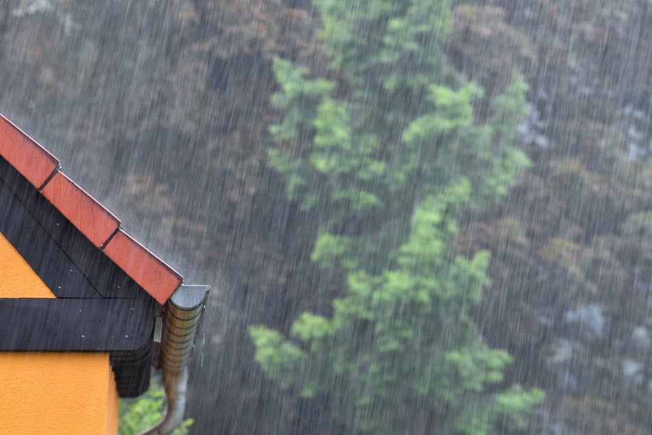 Im Leipziger Umland boten Betrüger beispielsweise an für wenig Geld die Dachrinnen zu reinigen. Später wollten sie dann viel mehr. (Symbolbild)