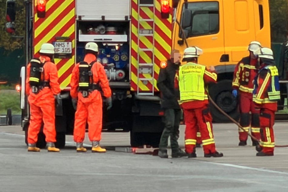 Die Feuerwehr nahm die ausgetretene Säure mit Bindemittel auf.