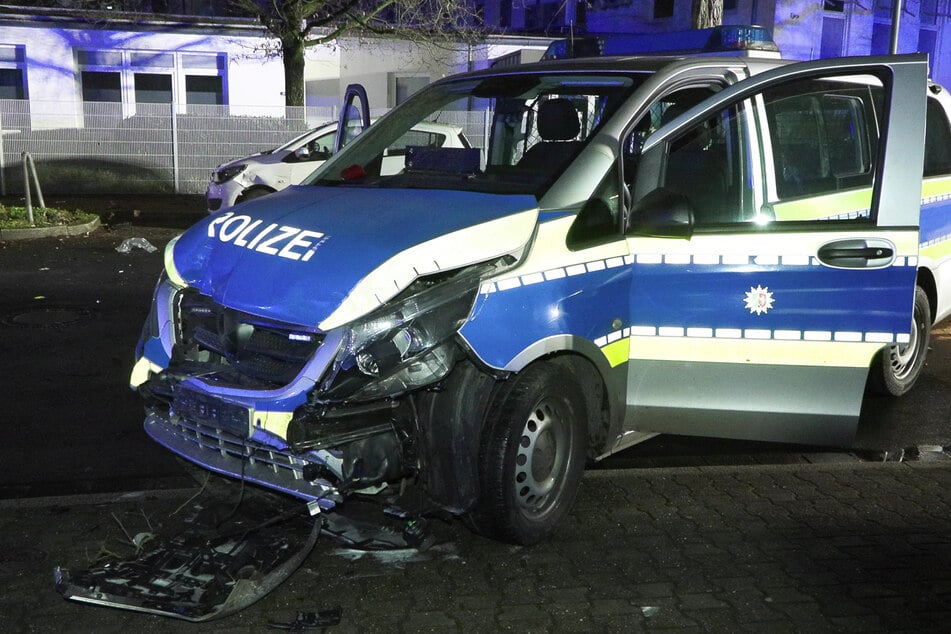 Auch der Streifenwagen, der die beiden Minderjährigen verfolgt hatte, wurde an der Front beschädigt.