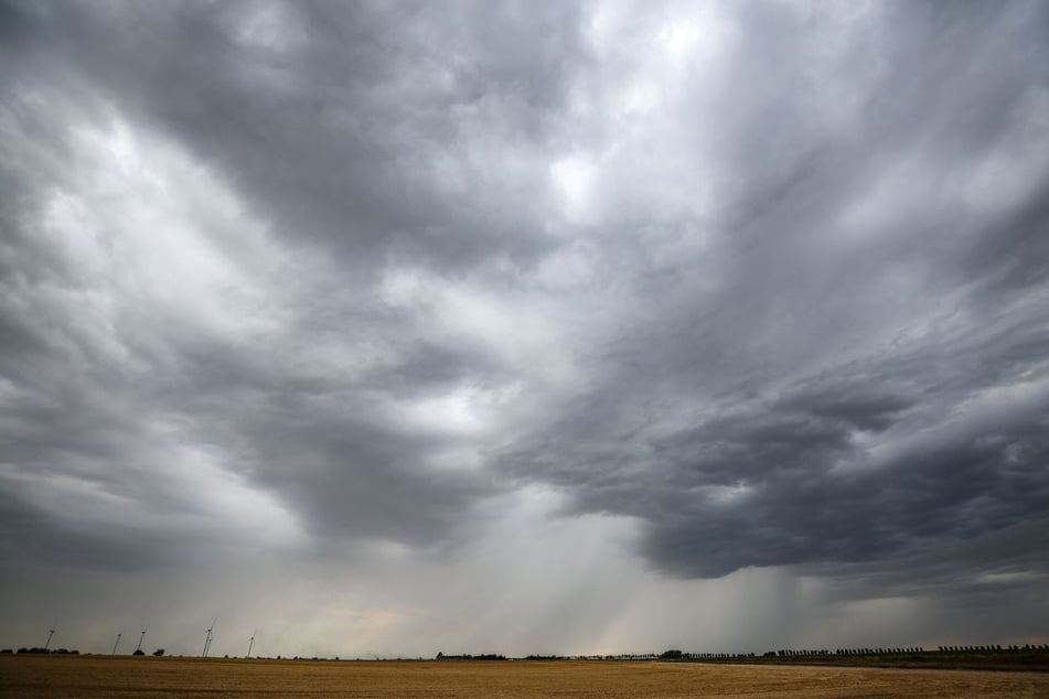 Die Sonne kommt in den kommenden Tagen eher selten durch und ist hinter dichten Wolken versteckt.