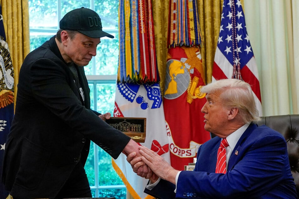 President Donald Trump (r.) played down the implosion of his relationship with far-right billionaire Elon Musk, amid reports that a truce was in the offing.