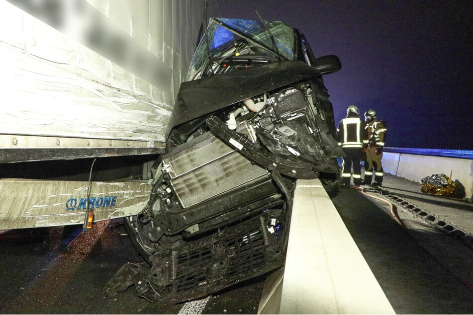 Der Multivan wurde zwischen dem Lkw und der Betonschutzwand eingeklemmt.