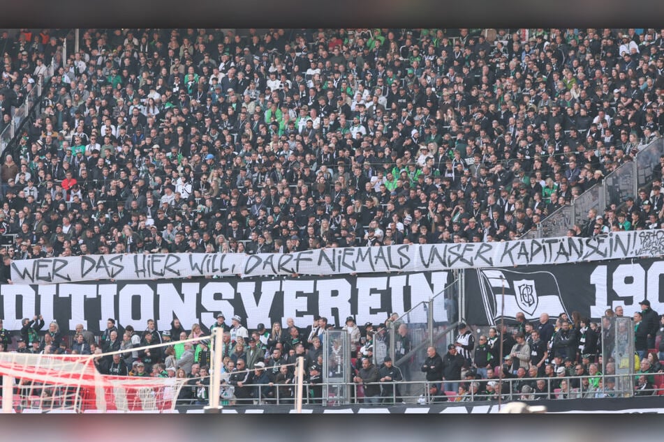 Ausgestattet mit Trillerpfeifen und einer klaren Botschaft an ihren Spieler Rocco Reitz waren die Gladbach-Fans in die Red Bull Arena gekommen.